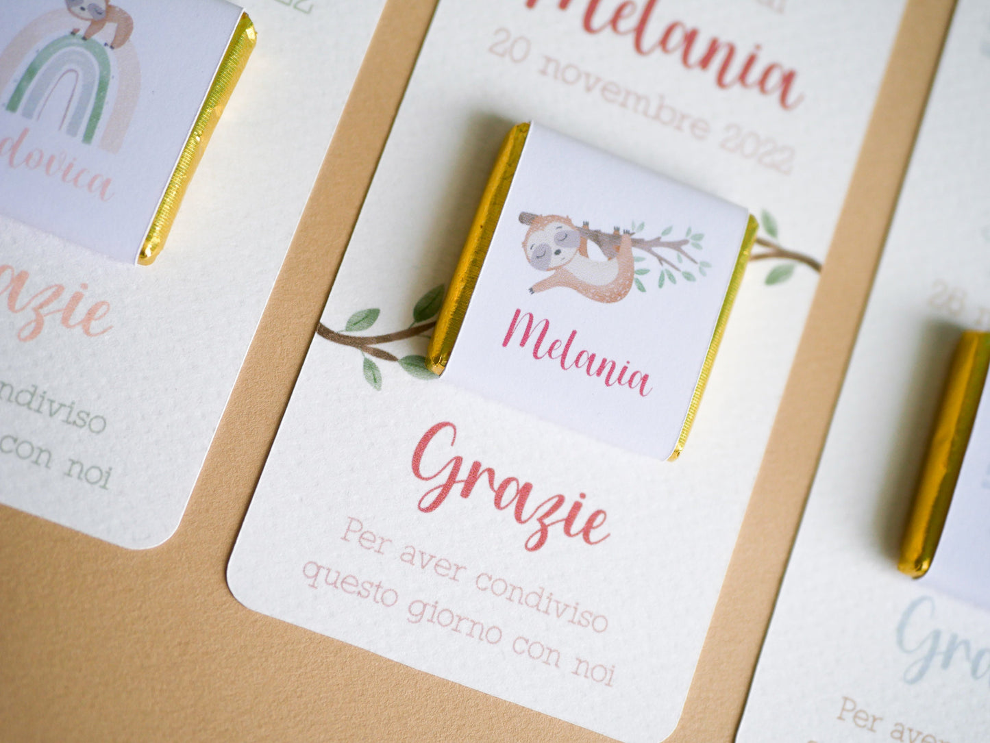 Cioccolatino personalizzato con segnalibro per Battesimo bradipo e arcobaleni, segnaposto nascita, tavola Comunione, Cresima cute sloth