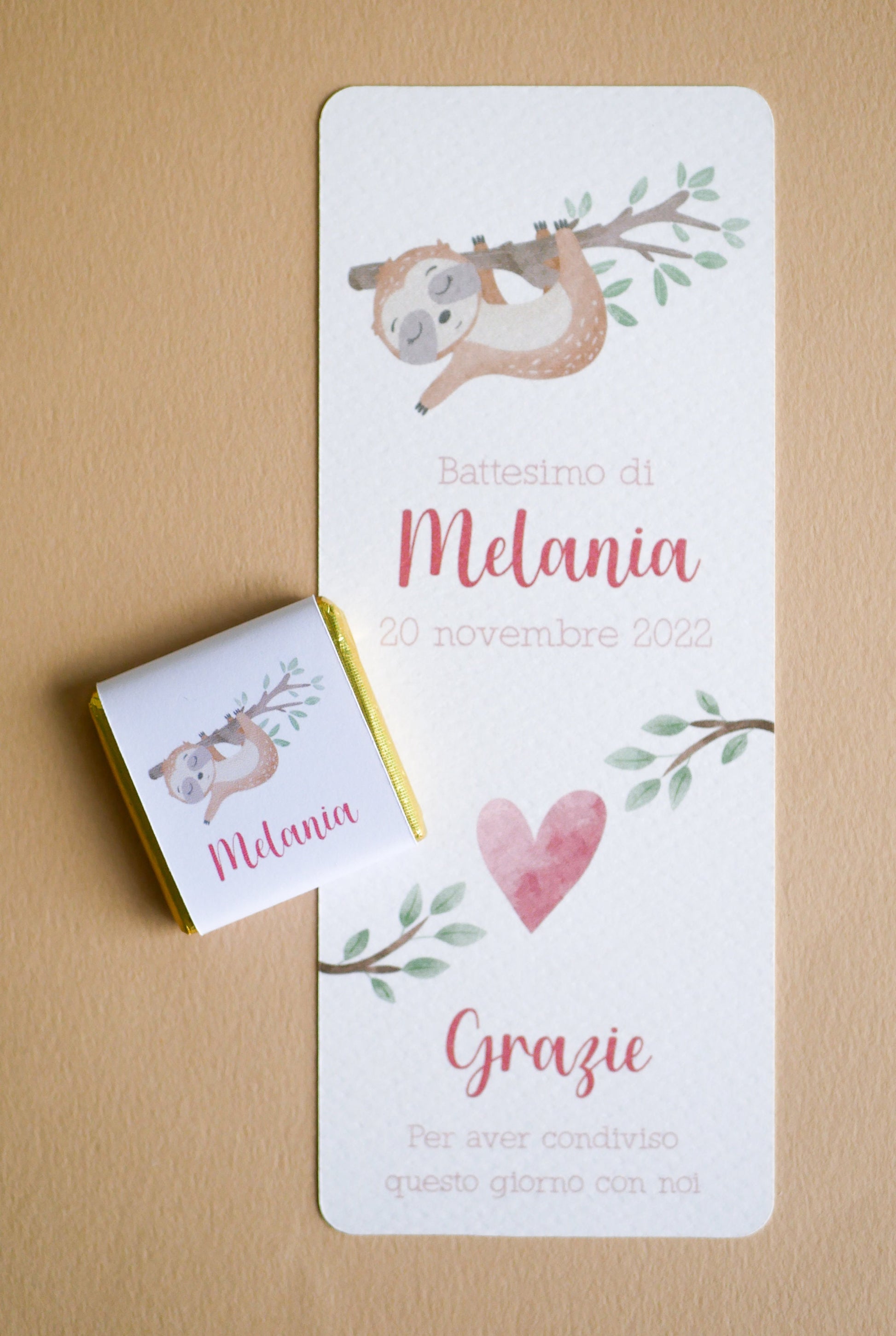 Cioccolatino personalizzato con segnalibro per Battesimo bradipo e arcobaleni, segnaposto nascita, tavola Comunione, Cresima cute sloth