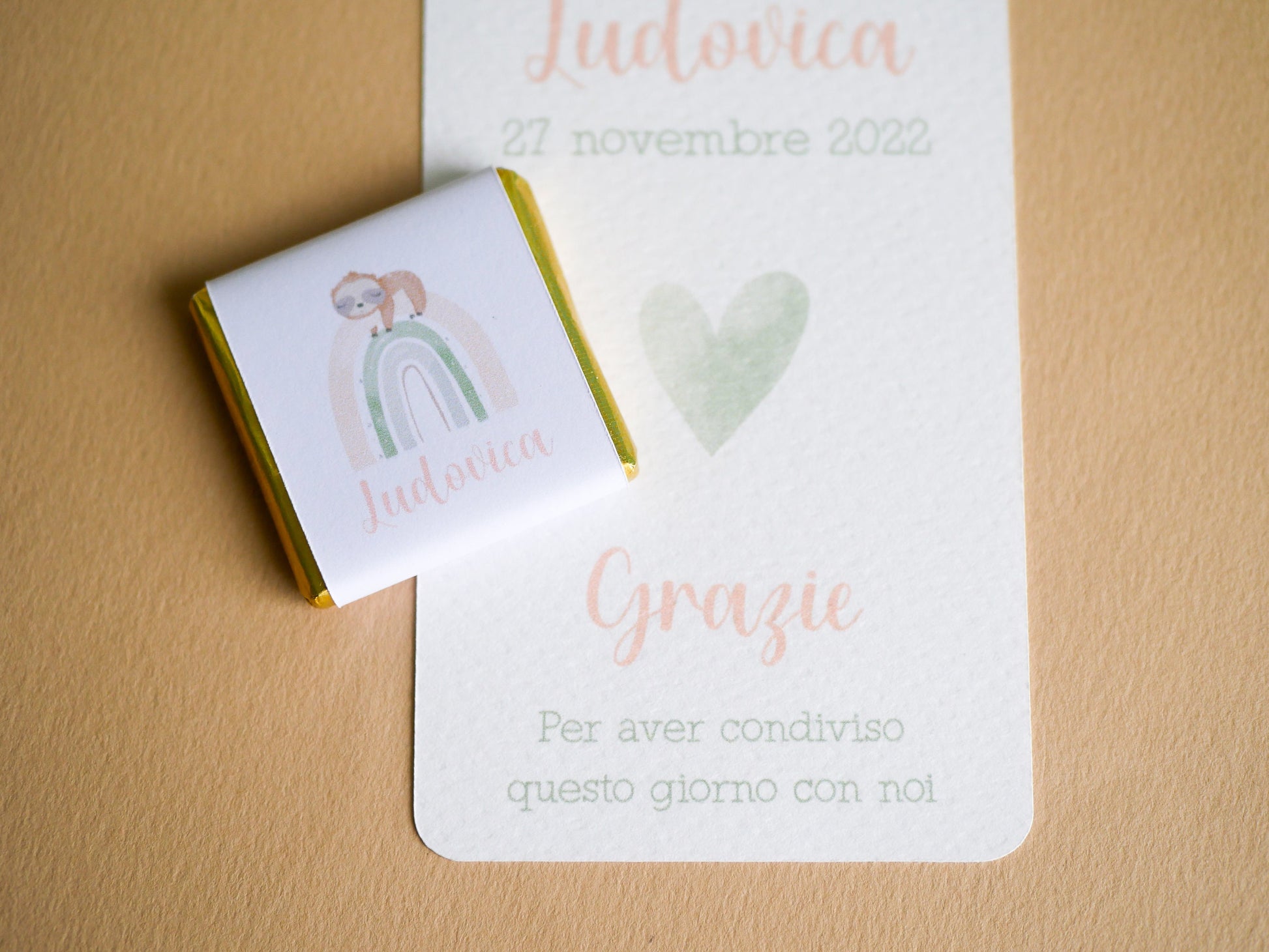 Cioccolatino personalizzato con segnalibro per Battesimo bradipo e arcobaleni, segnaposto nascita, tavola Comunione, Cresima cute sloth