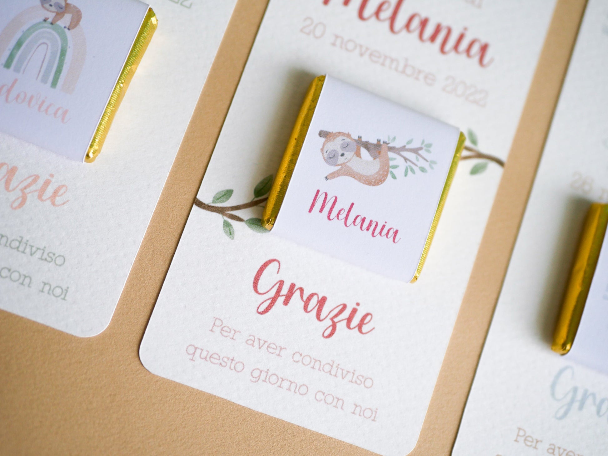 Cioccolatino personalizzato con segnalibro per Battesimo bradipo e arcobaleni, segnaposto nascita, tavola Comunione, Cresima cute sloth