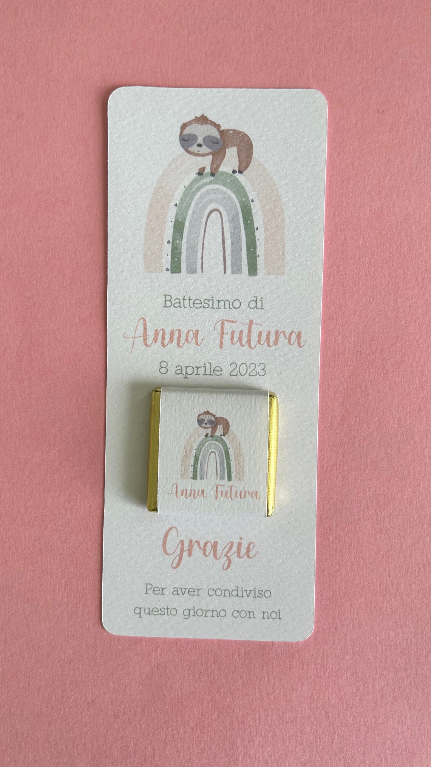 Cioccolatino personalizzato con segnalibro per Battesimo bradipo e arcobaleni, segnaposto nascita, tavola Comunione, Cresima cute sloth