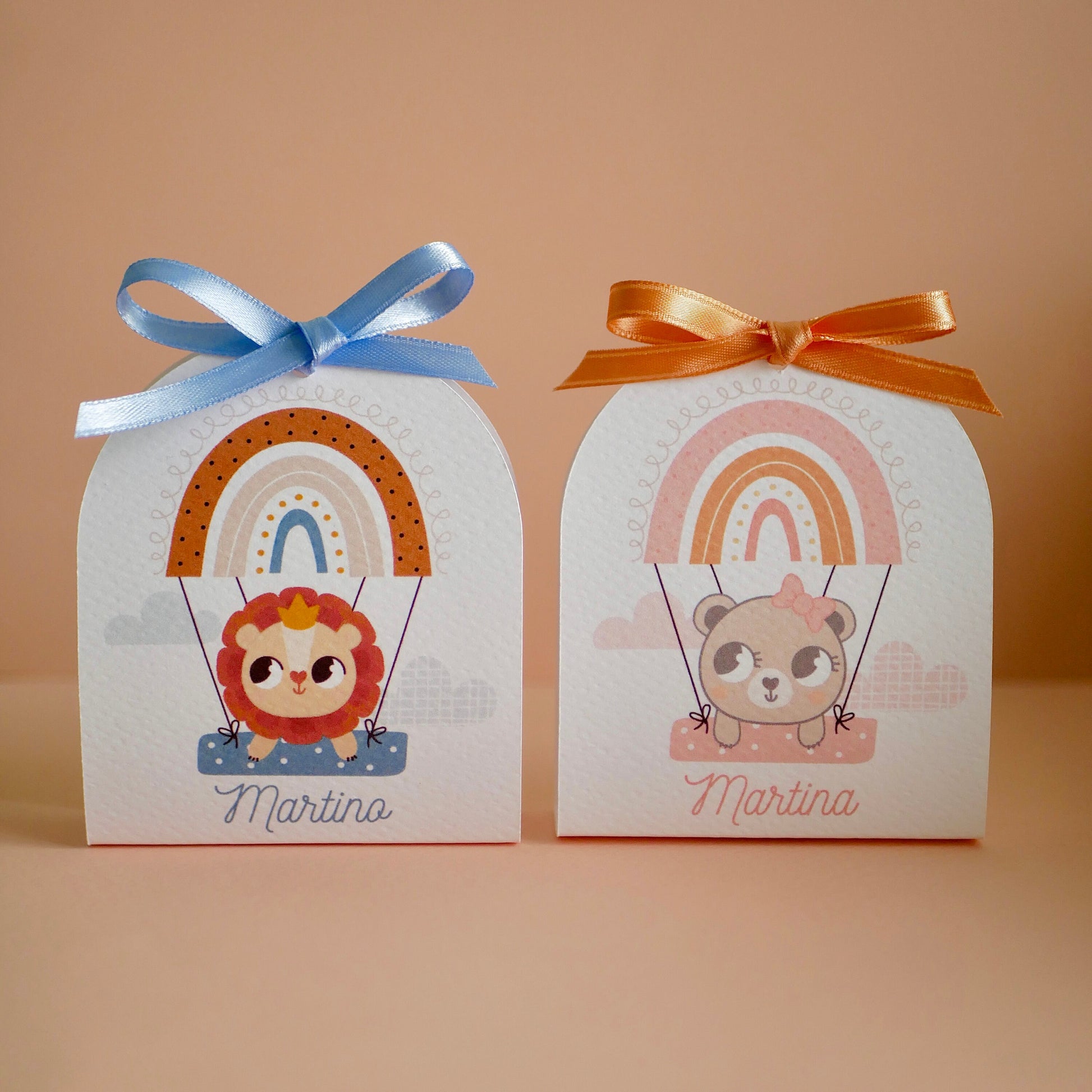 Scatolina battesimo bambina mongolfiera, scatolina porta confetti nascita, bomboniera battesimo bambino con leoncino e orsetta arcobaleno