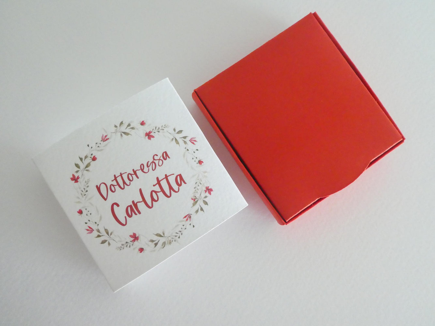 Scatolina laurea con corona floreale, scatolina porta confetti rossa, bomboniera laurea con confetti rossi