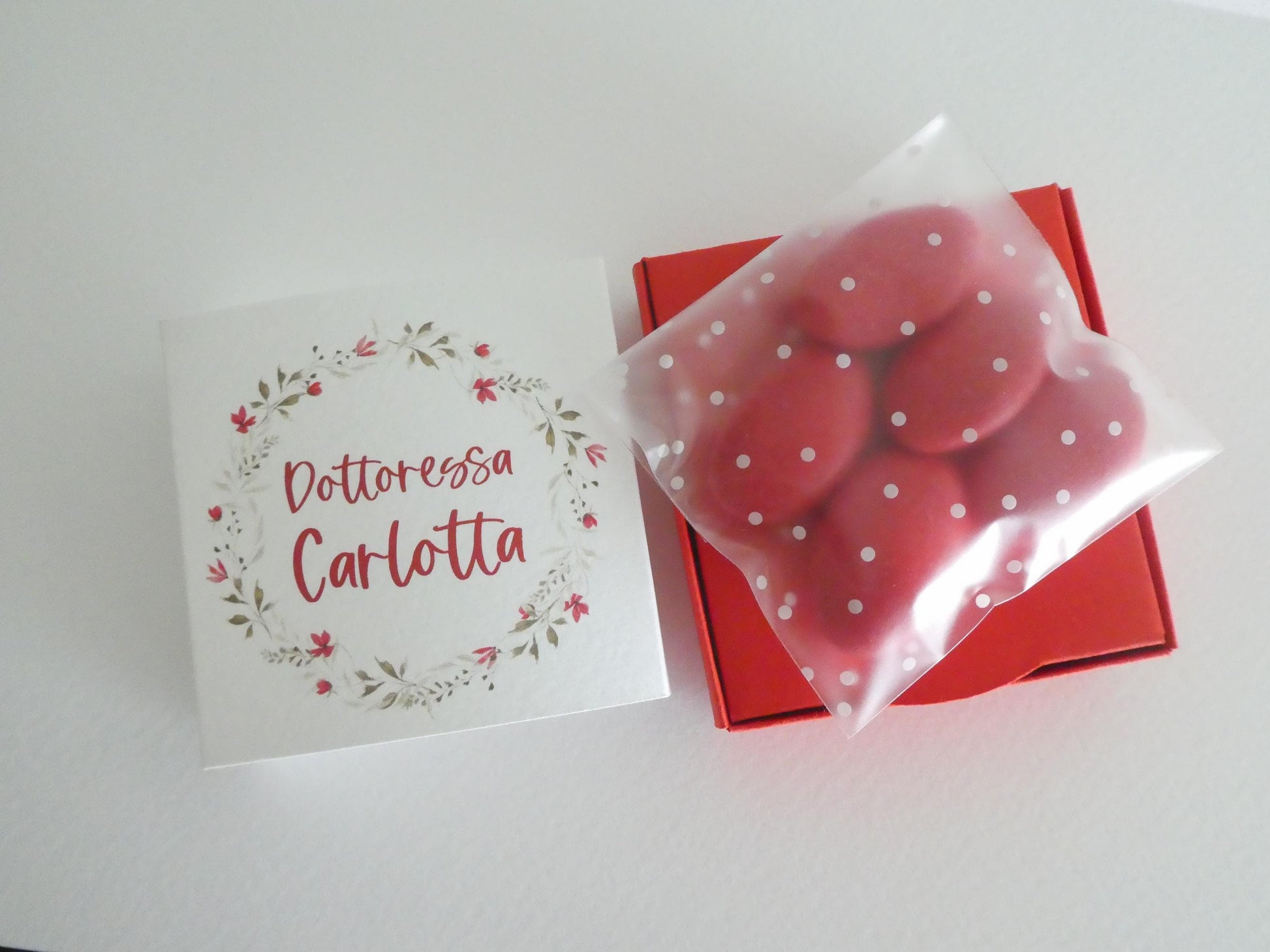 Scatolina laurea con corona floreale, scatolina porta confetti rossa, bomboniera laurea con confetti rossi