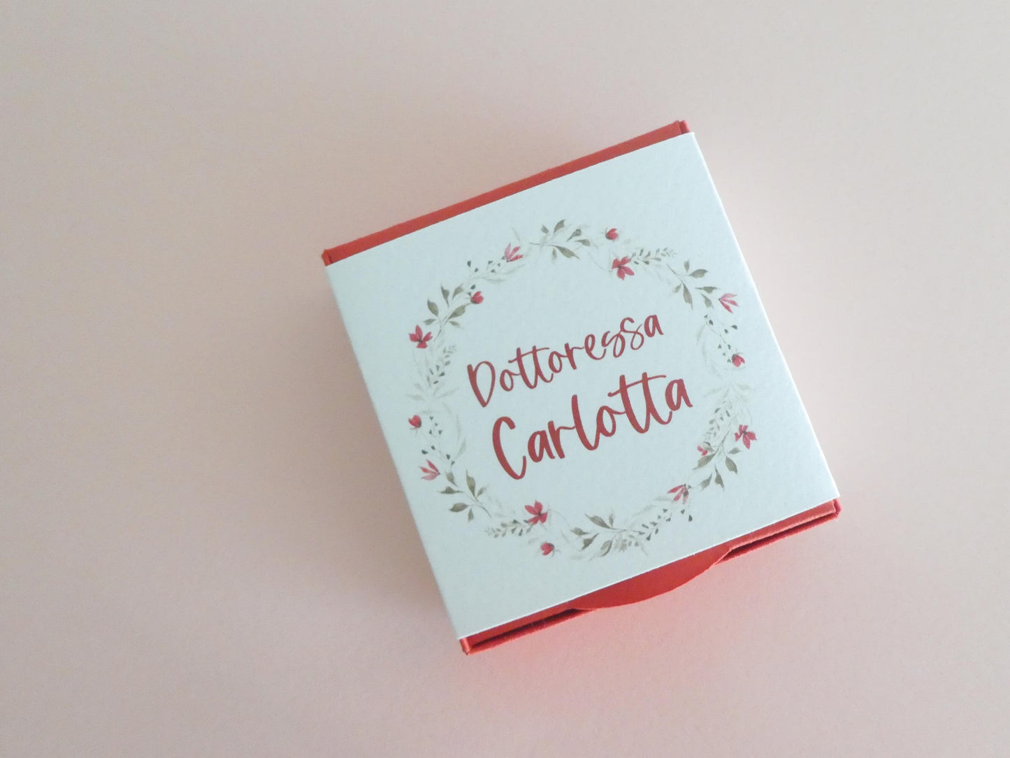 Scatolina laurea con corona floreale, scatolina porta confetti rossa, bomboniera laurea con confetti rossi