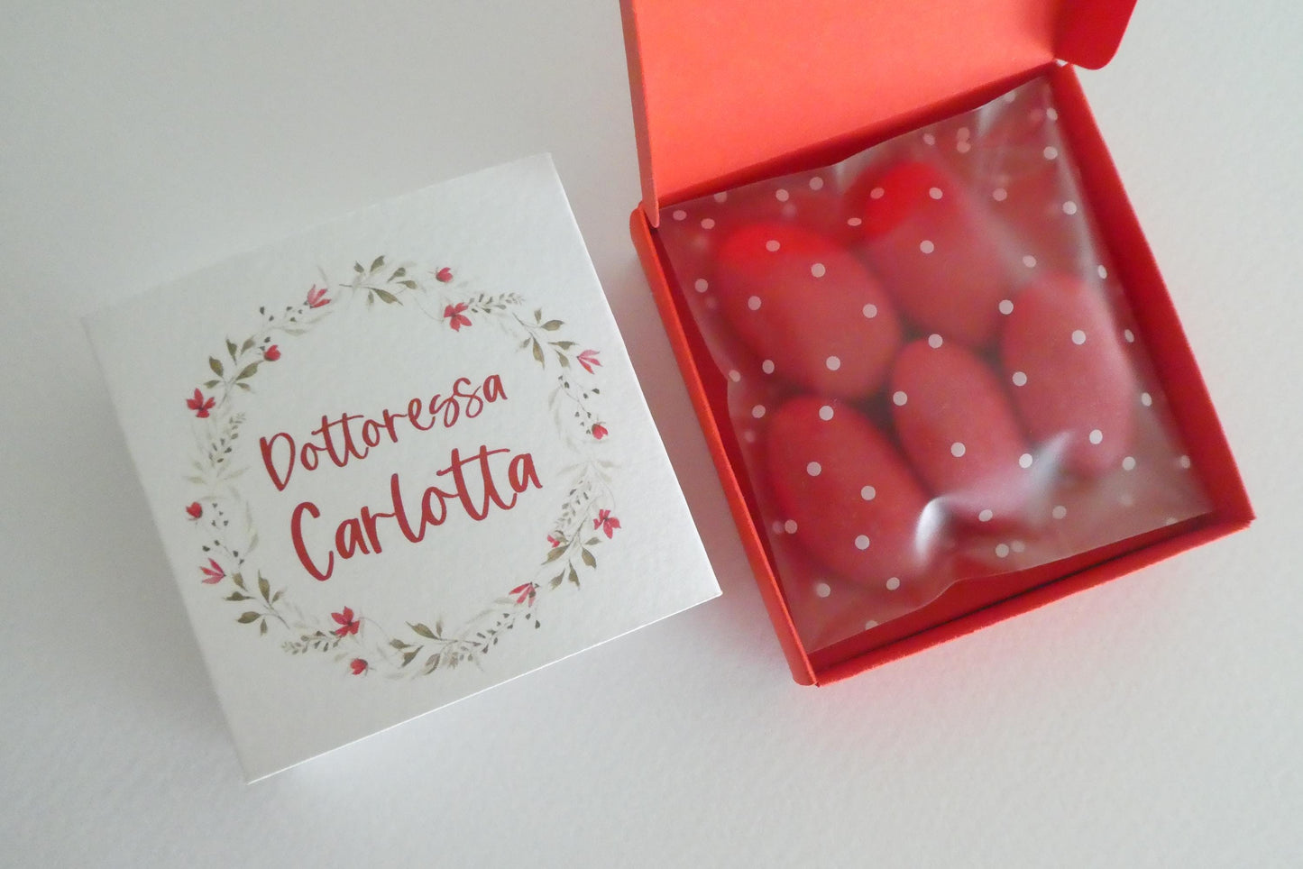 Scatolina laurea con corona floreale, scatolina porta confetti rossa, bomboniera laurea con confetti rossi