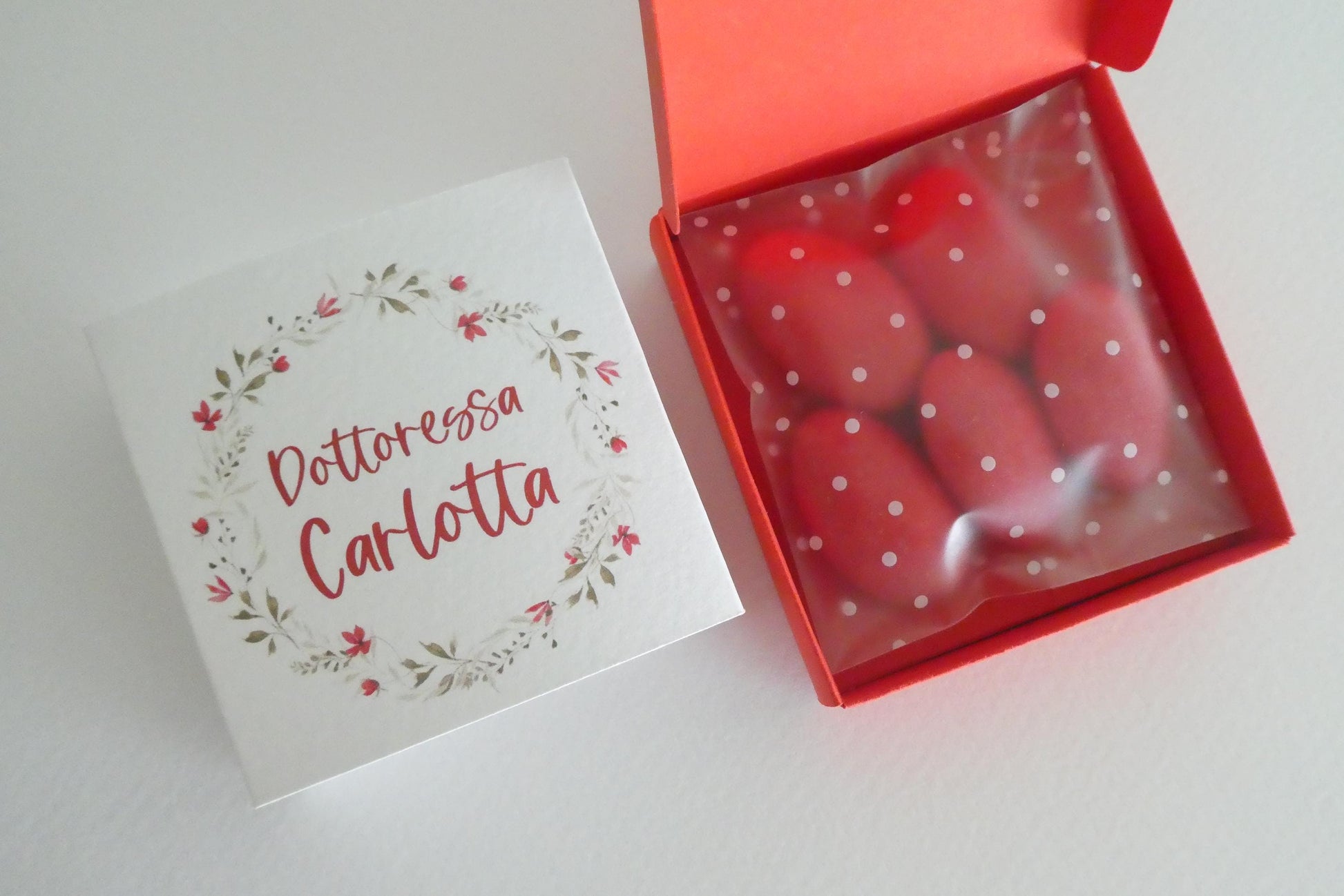 Scatolina laurea con corona floreale, scatolina porta confetti rossa, bomboniera laurea con confetti rossi