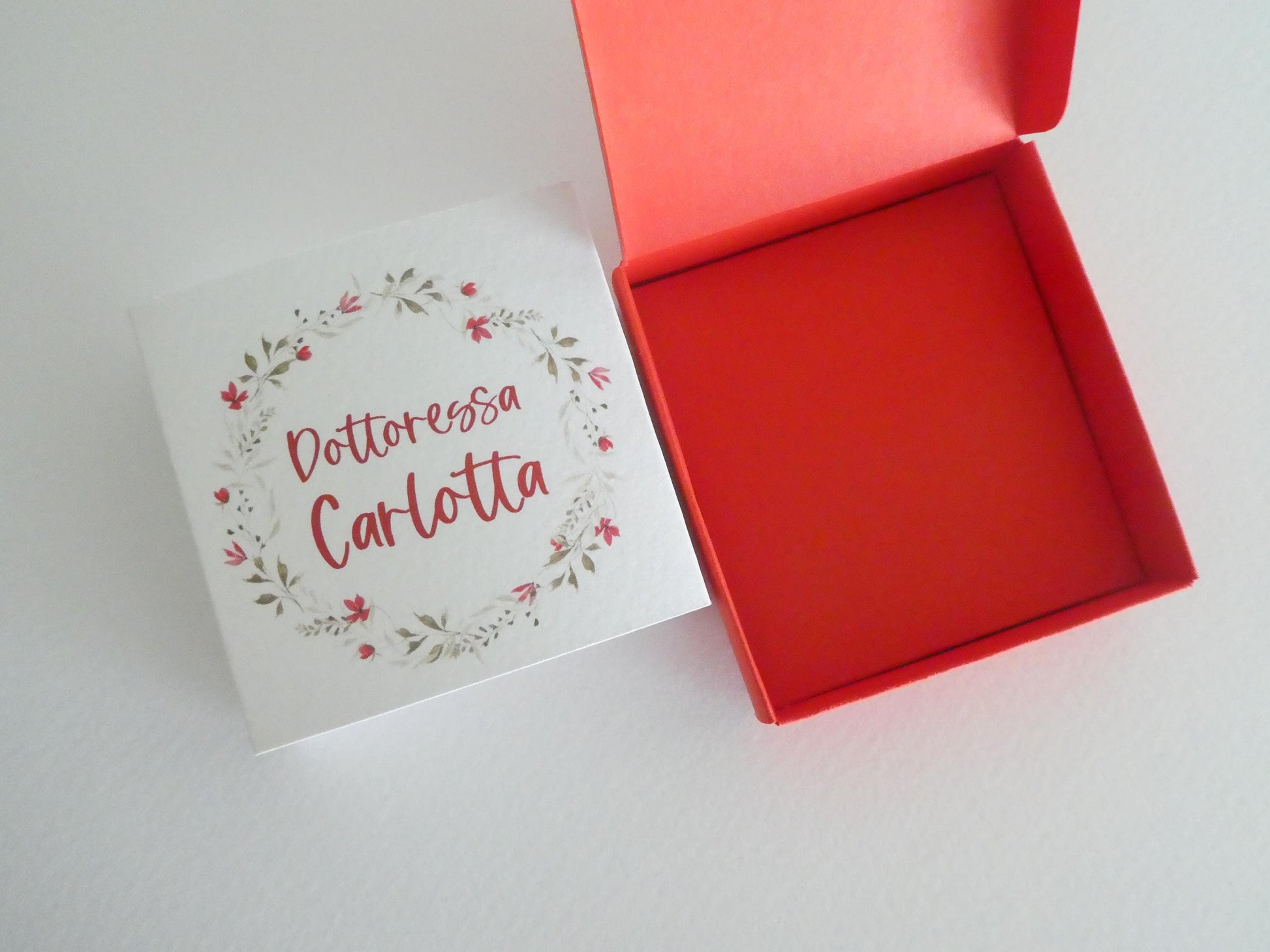 Scatolina laurea con corona floreale, scatolina porta confetti rossa, bomboniera laurea con confetti rossi