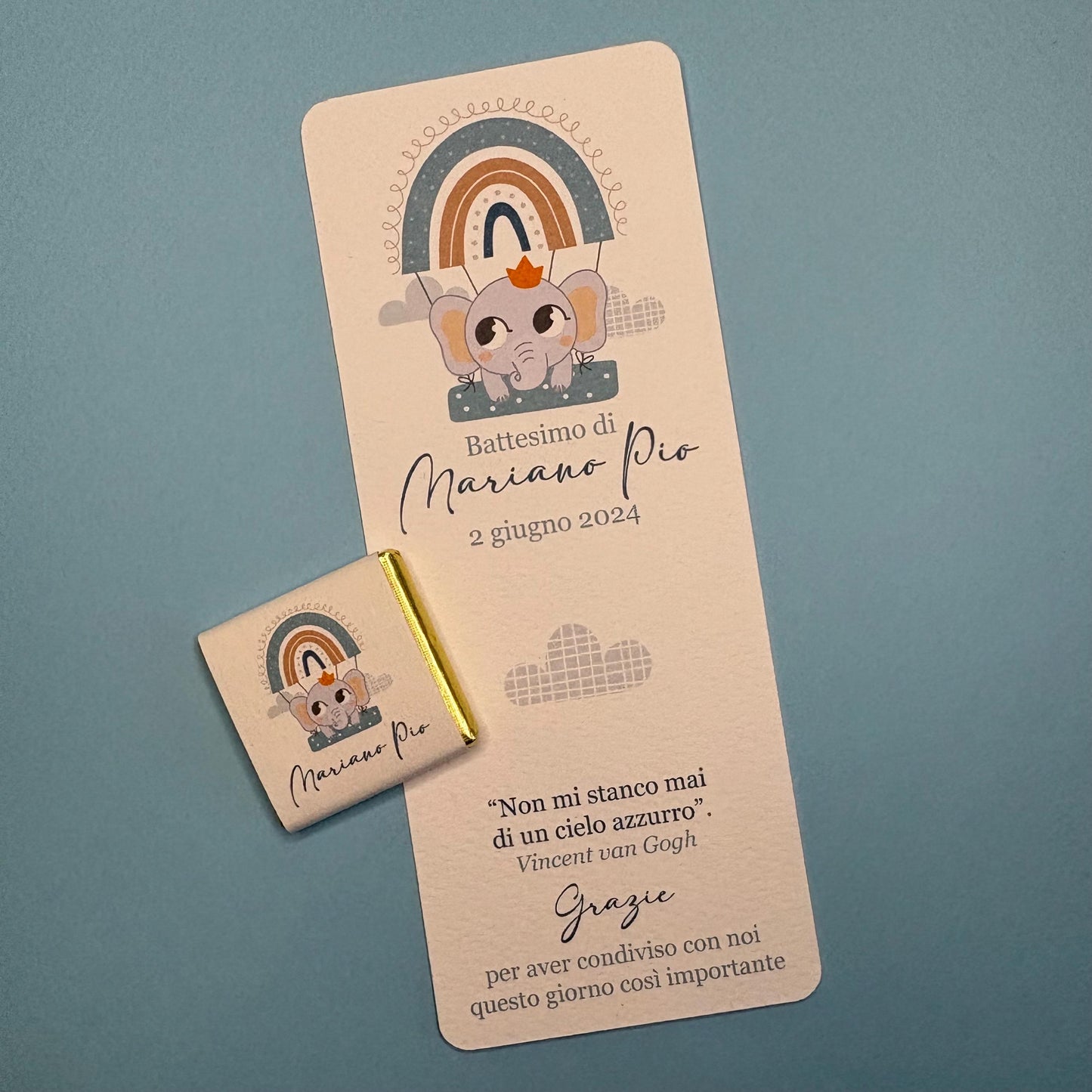 Cioccolatino e segnalibro personalizzato con tenero elefantino e mongolfiera arcobaleno per il Battesimo o il compleanno del tuo bimbo