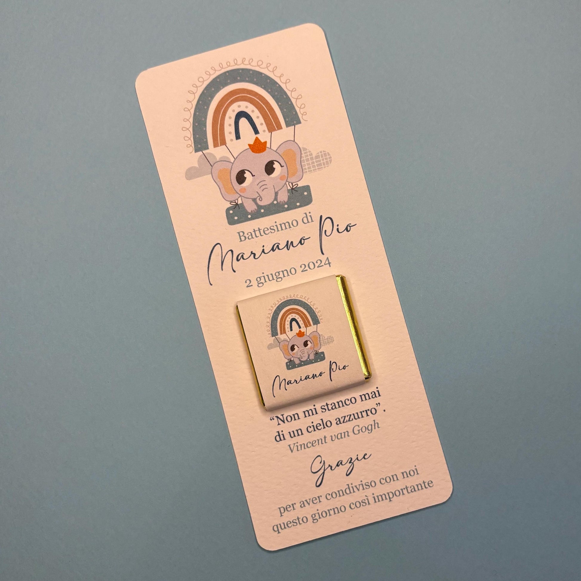 Cioccolatino e segnalibro personalizzato con tenero elefantino e mongolfiera arcobaleno per il Battesimo o il compleanno del tuo bimbo
