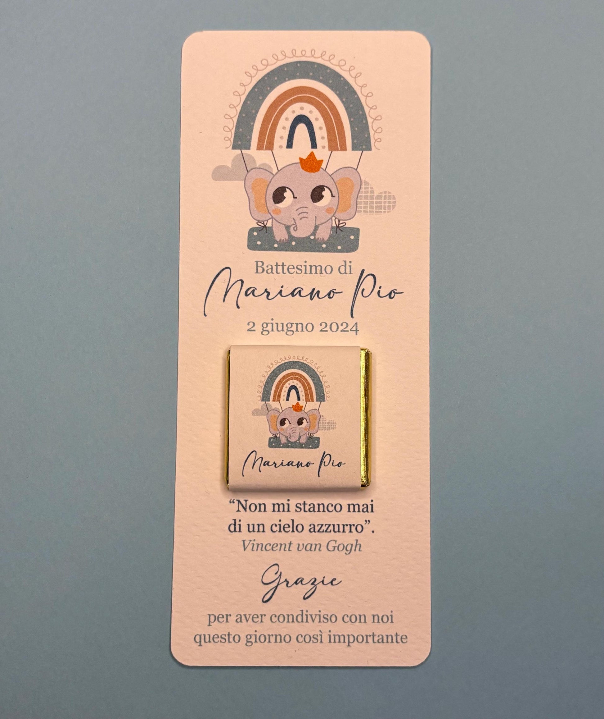 Cioccolatino e segnalibro personalizzato con tenero elefantino e mongolfiera arcobaleno per il Battesimo o il compleanno del tuo bimbo