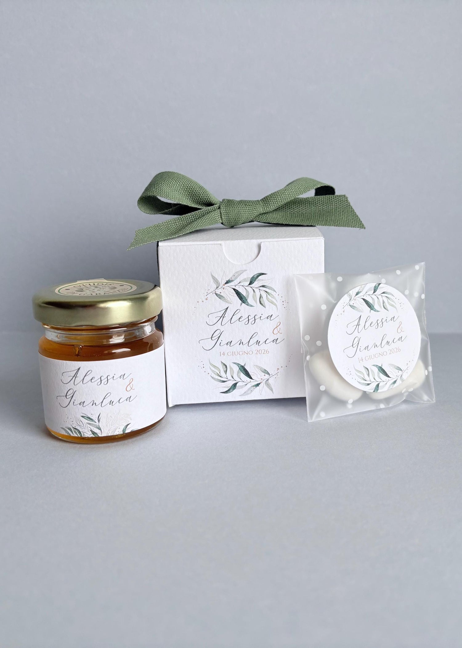 Bomboniera Matrimonio con miele e confetti elegante a tema ulivo, promesse matrimonio verdi a tema ulivo, trend weding 2026